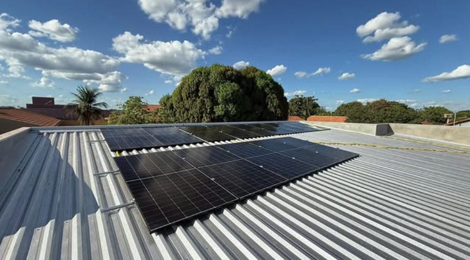 Energia solar em telhado comercial