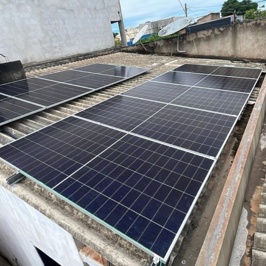 Painéis solares sobre laje