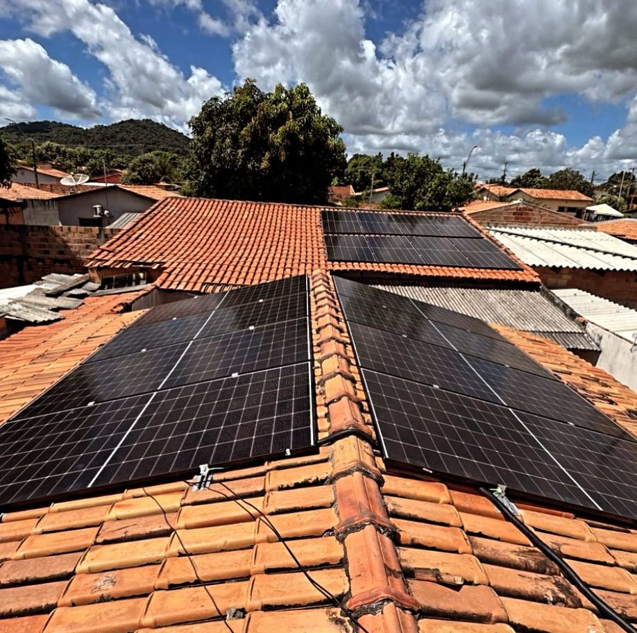 Sistema de energia solar da Exatta gerando durante o dia