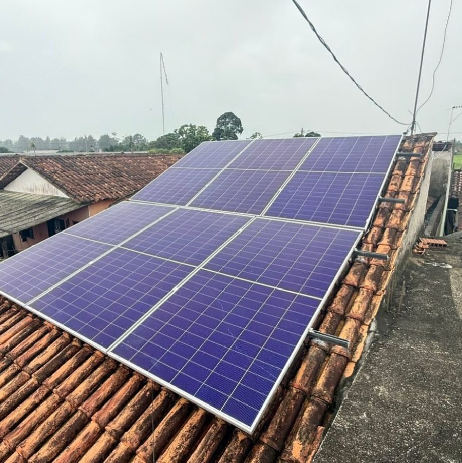 Painéis solares em telhado residencial